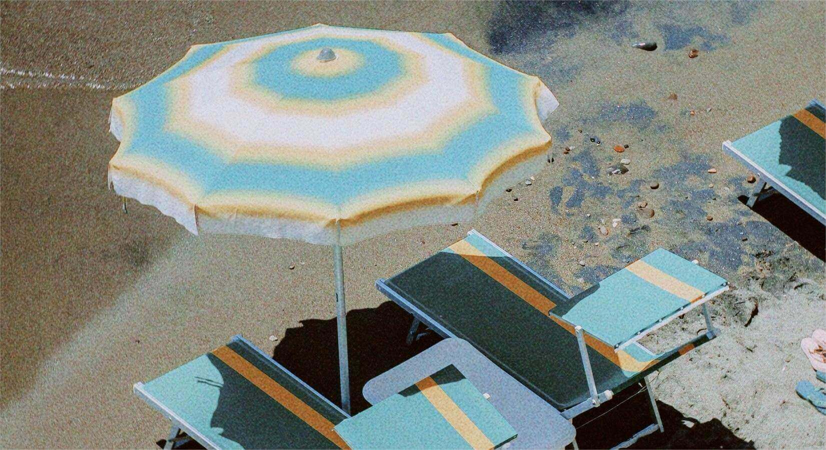 Outdoor Patio Umbrellas with Solar Lights vs. Without: A Comparison of Benefits